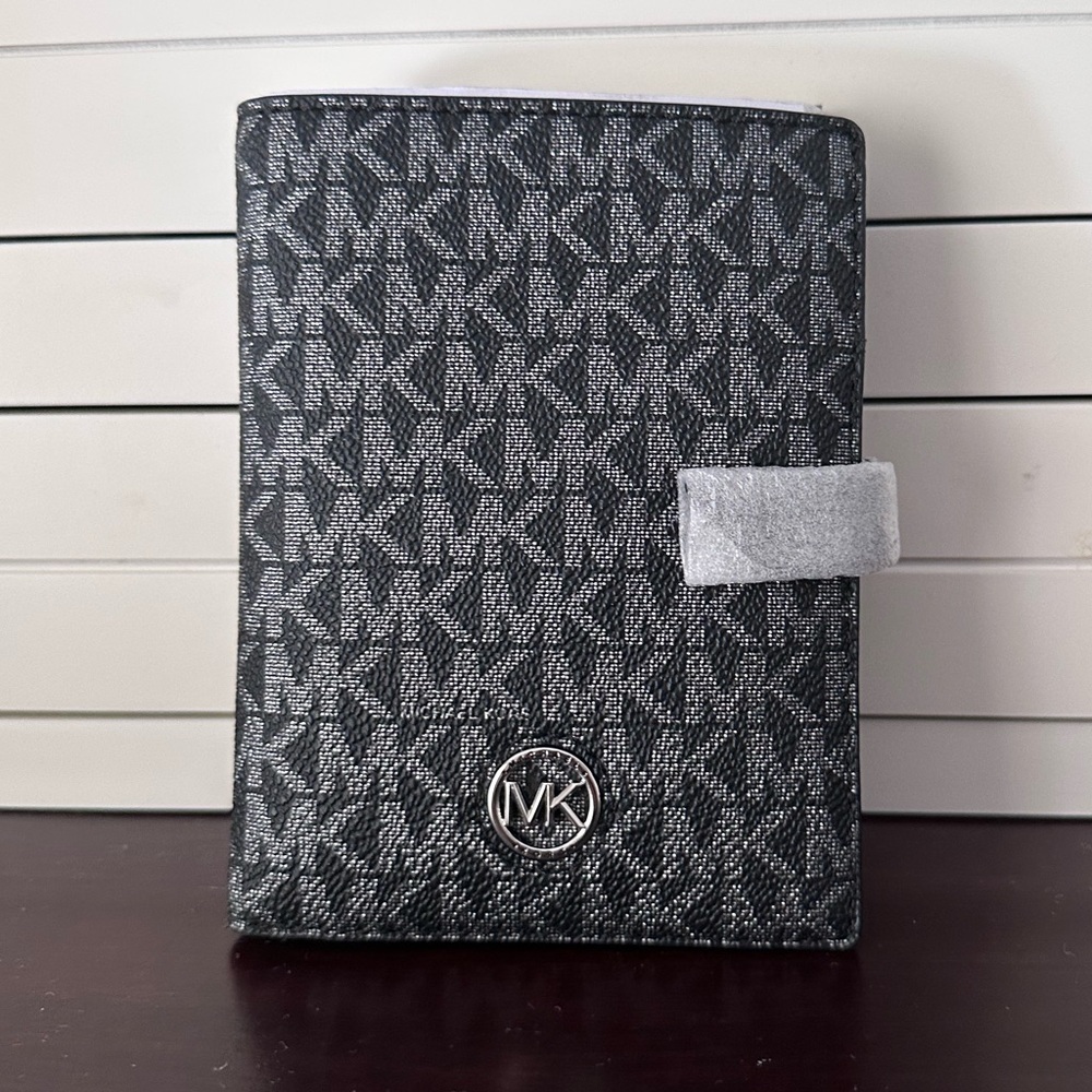 NEW MICHAEL KORS Medium Heritage Passport Wallet in Signature Monogram Jacquard - Picture 5 of 7